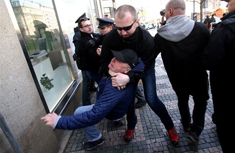 Demonstranti se na pochodu za eskou republiku vyvolali potyku s polici