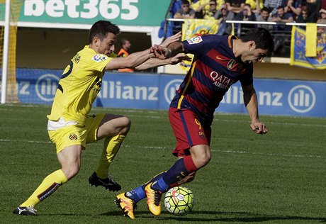 Obrana Villarrealu dvakrát marn nahánla hráe Barcelony, zápas ale skonil 2:2.