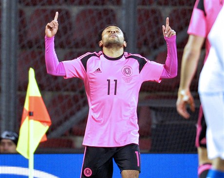 Ikechi Anya ze Skotska se raduje z gólu v pípravném fotbalovém utkání R -...