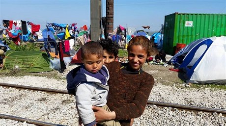 Malí obyvatelé tábora Idomeni.