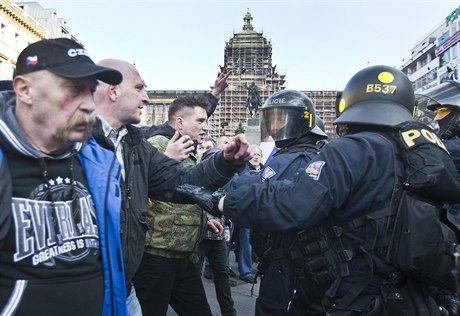 Stet mezi policií a píznivci lídra ultrapravicové Národní demokracie Adama A. Bartoe (bezen 2016).