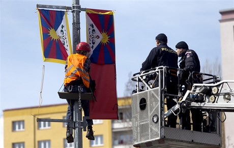 Aktivisté vymnili ínské vlajky za tibetské.