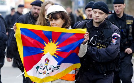 Policisté odvádí aktivisty, kteí se pokoueli vyvsit tibetské vlajky místo...