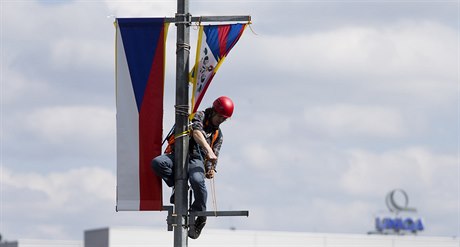 Protestující lidé vymnili na poslední chvíli na nkolika sloupech ínskou...