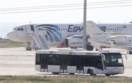 Unesený Airbus A320 na ranveji kyperského letit  Larnace.
