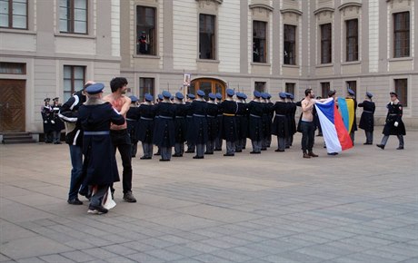 Protest skupiny oMen v prosinci 2014. Mui tehdy ze Svatovítské katedrály...