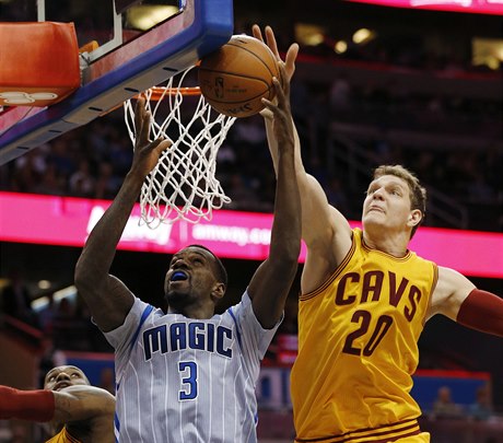 Timofej Mozgov blokuje Dewayneho Dedmona z Orlanda.