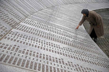 Bida Smajloviová hledá mezi jmény obtí uvedenými na památníku srebrenického...