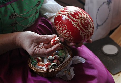 Ukázka tradiního zdobení kraslic.