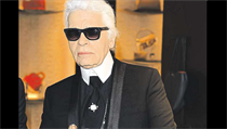Karl Lagerfeld pobláznil svět bambulemi. Jednu vyrobil i jako svou vlastní... | na serveru Lidovky.cz | aktuální zprávy