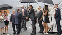 Americk prezident Barack Obama si po pletu tese rukou s kubnskm ministrem...