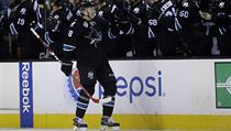 Útočník San Jose Sharks Tomáš Hertl (48) slaví gól se svými spoluhráči na... | na serveru Lidovky.cz | aktuální zprávy