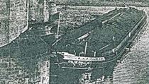 Historick snmky uvzl lodi u Albertova mostu