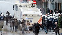 Policejní auto s vodními děly rozhání demonstranty v Bruselu | na serveru Lidovky.cz | aktuální zprávy