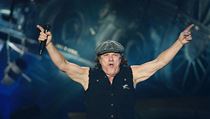 Zpvk Brian Johnson z australskch AC/DC pi koncertu v prask O2 Aren.