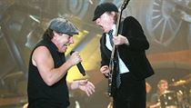 Zpvk Brian Johnson a kytarista Angus Young z australskch AC/DC pi koncertu...