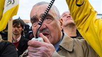 Karel Schwarzenberg na demonstraci proti nskmu prezidentovi Si in-pchingovi.