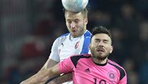 Michal Kadlec z Česka (vlevo) a Robert Snodgrass ze Skotska | na serveru Lidovky.cz | aktuální zprávy
