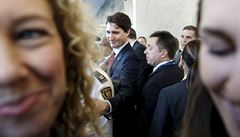 Úsmvy doprovází i kanadského premiéra Justina Trudeaua bhem tiskové...