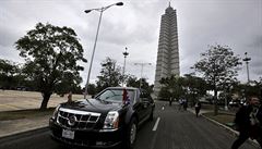 Limuzína s Obamou pijídí na námstí Plaza de la Revolucion k památníku Josého...