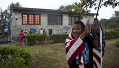 Kubánci vítají Obamu s vlajkami USA.