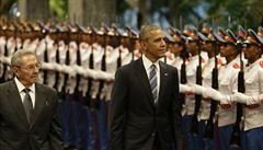 Obama s Castrem procházejí havanským Muzeem revoluce.