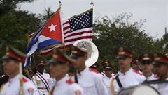 estná garda s americkou a kubánskou vlajkou.