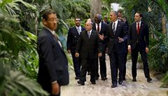 Obama s diplomatickým doprovodem pichází na schzku s prezidentem Kuby Raúlem...