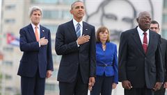 Obama a Kerry naslouchají státní hymn na námstí Revoluce v Havan.