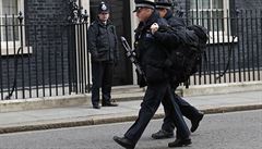 Ozbrojení policisté ped 10 Downing Street v Londýn.