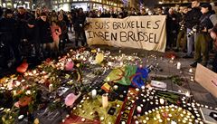 Na námstí Place de la Bourse v centru Bruselu se shromádili lidé, aby uctili...