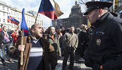 Stety demonstrant s policií nezstaly jen ve verbální rovin