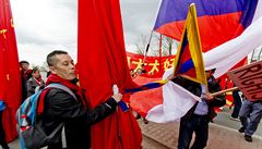 Vítai i protestující ekali na kolonu s ínským prezidentem i ve Stochov na...