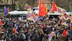 Protestní akce proti nekritickému sbliování R a íny se konala 29. bezna na...