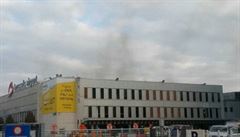 Kou nad budovou bruselského letit (zábr z videozáznamu).