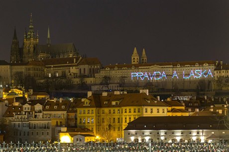 Aktivisté v noci na 30. bezna promítali na budovy Praského hradu svtelné...