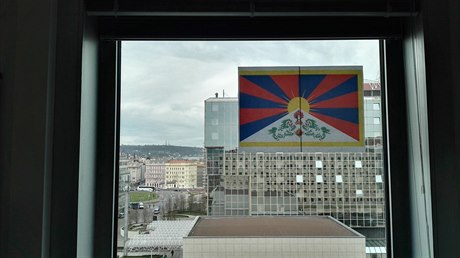 Karel Z. vyvsil tibetskou vlajku proti hotelu Hilton. Za pl hodiny ho...
