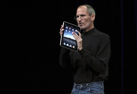 Steve Jobs s revoluním tabletem firmy Apple