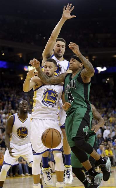 Isaiah Thomas (4) z Bostonu bojuje o mí s hvzdnou Golden State Stephenem...