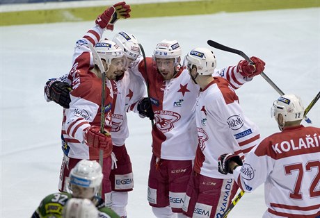 Hokejisté Slavie se radují z branky v síti Karlových Var.