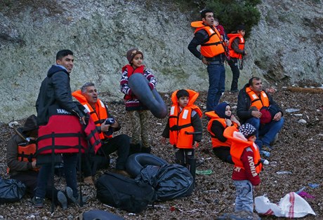 Lidé se pipravují na cestu na ostrov Lesbos.