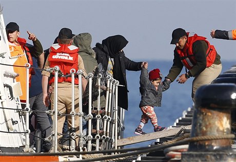Uprchlíci vystupují z lodi pobení hlídky zpátky na turecké území.