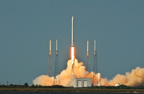 Nosná raketa Falcon 9 s nákladní lodí Dragon má pepravit na ISS první...