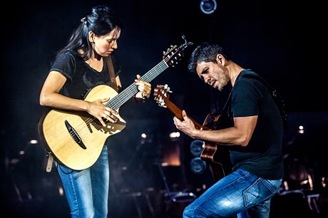 Kytarové duo Rodrigo Sanchez a Gabriela Quintero.