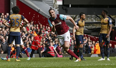 Andy Carroll pekonal gólmana Arsenalu Ospinu hned tikrát bhem deseti minut.