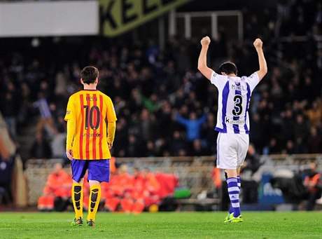 Lionel Messi odchází z trávníku po prohe v San Sebastionu.