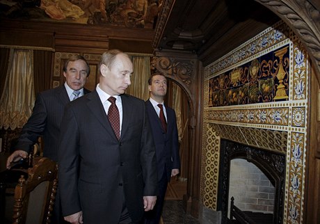 Zleva Sergej Roldugin, Vladimir Putin a Dmitrij Medvedv.