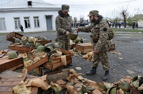 Poblí linie. Arméntí dobrovolníci si pipravují výzbroj ped pesunem k...