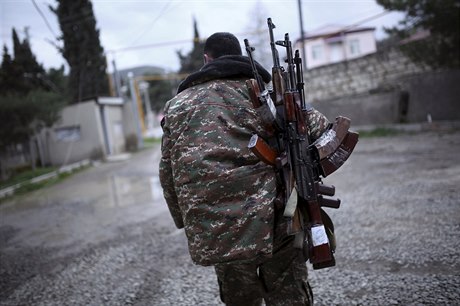 Arménský bojovník nese kalanikovy svým druhm ve zbrani (provincie Martakert v...
