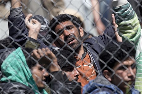 Uprchlíci a migranti peván pákistánského pvodu protestují v eckém táboe...